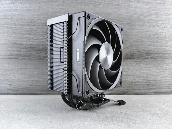 Quels sont les avantages de l'utilisation des microservices pour les applications de gestion des stocks ?